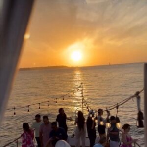 ⛵ ATARDECER CARIBEÑO EN CATAMARÁN – Navega con ritmo y sabor por la bahía de Cartagena