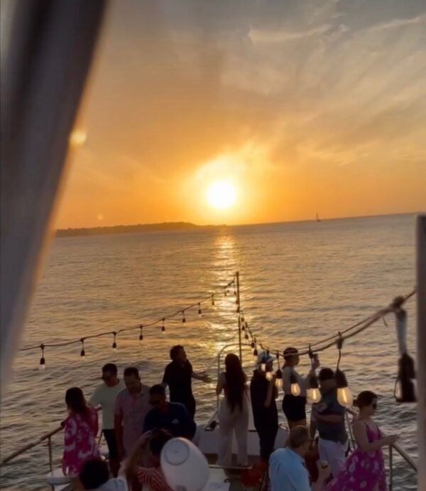 ⛵ ATARDECER CARIBEÑO EN CATAMARÁN – Navega con ritmo y sabor por la bahía de Cartagena